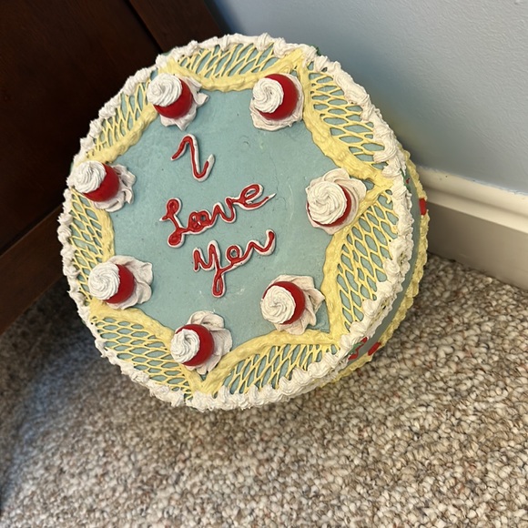 “I løve You” cake sculpture - Picture 2 of 2